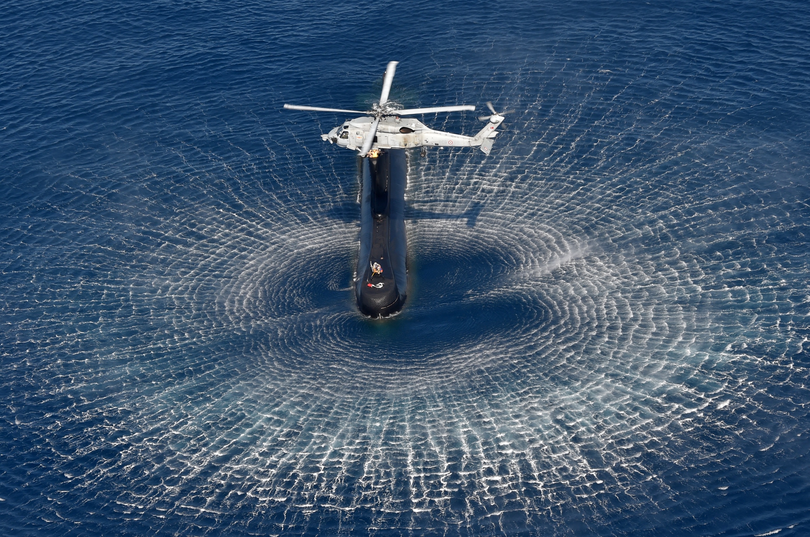Supply from the helicopter to the submarine. (2784x1848)