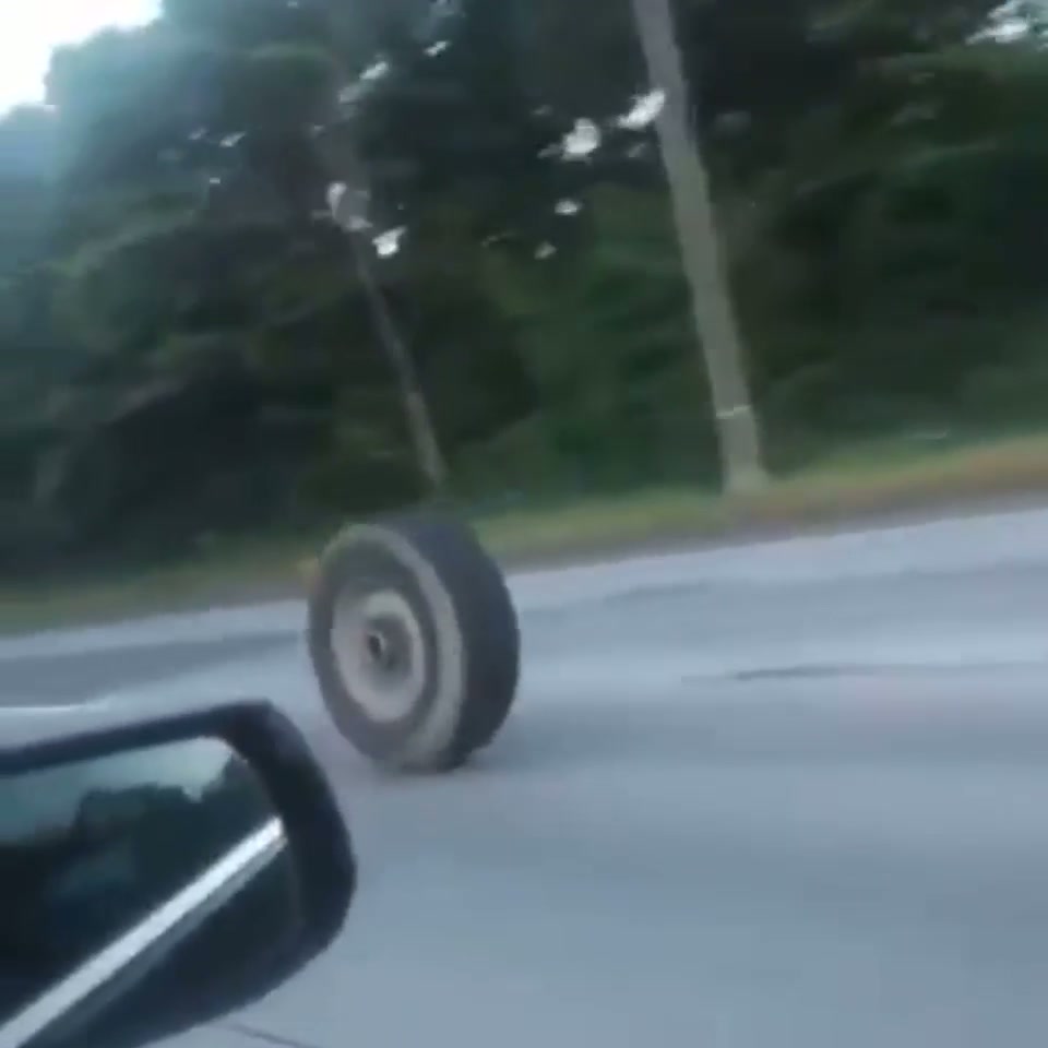 Semi tire getting loose, what could go wrong...