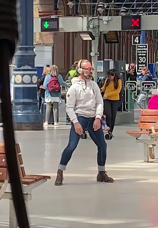 Bodypopsing waiting for his train
