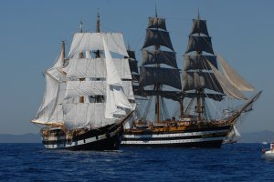 Italian training ships Palinuro and Amerigo Vespucci [3872 × 2592]
