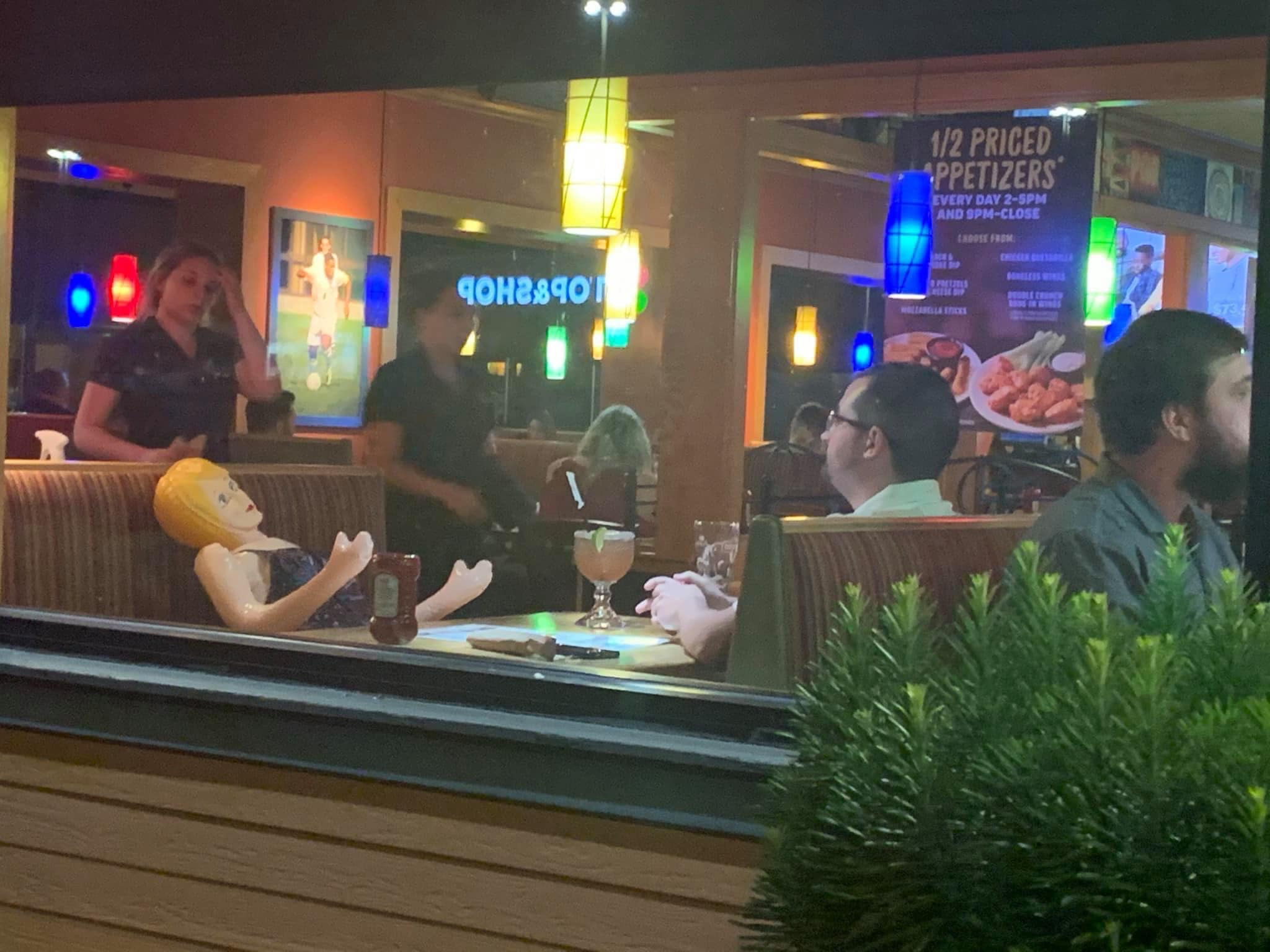Just another night at Applebee’s