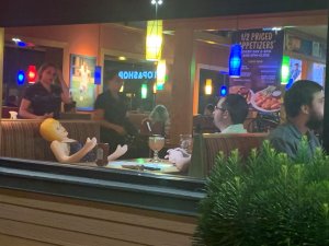 Just another night at Applebee’s