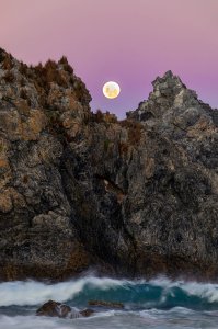 Moon rising over Camel Rock, NSW Far South Coast, Australia. [OC] [1365x2048]