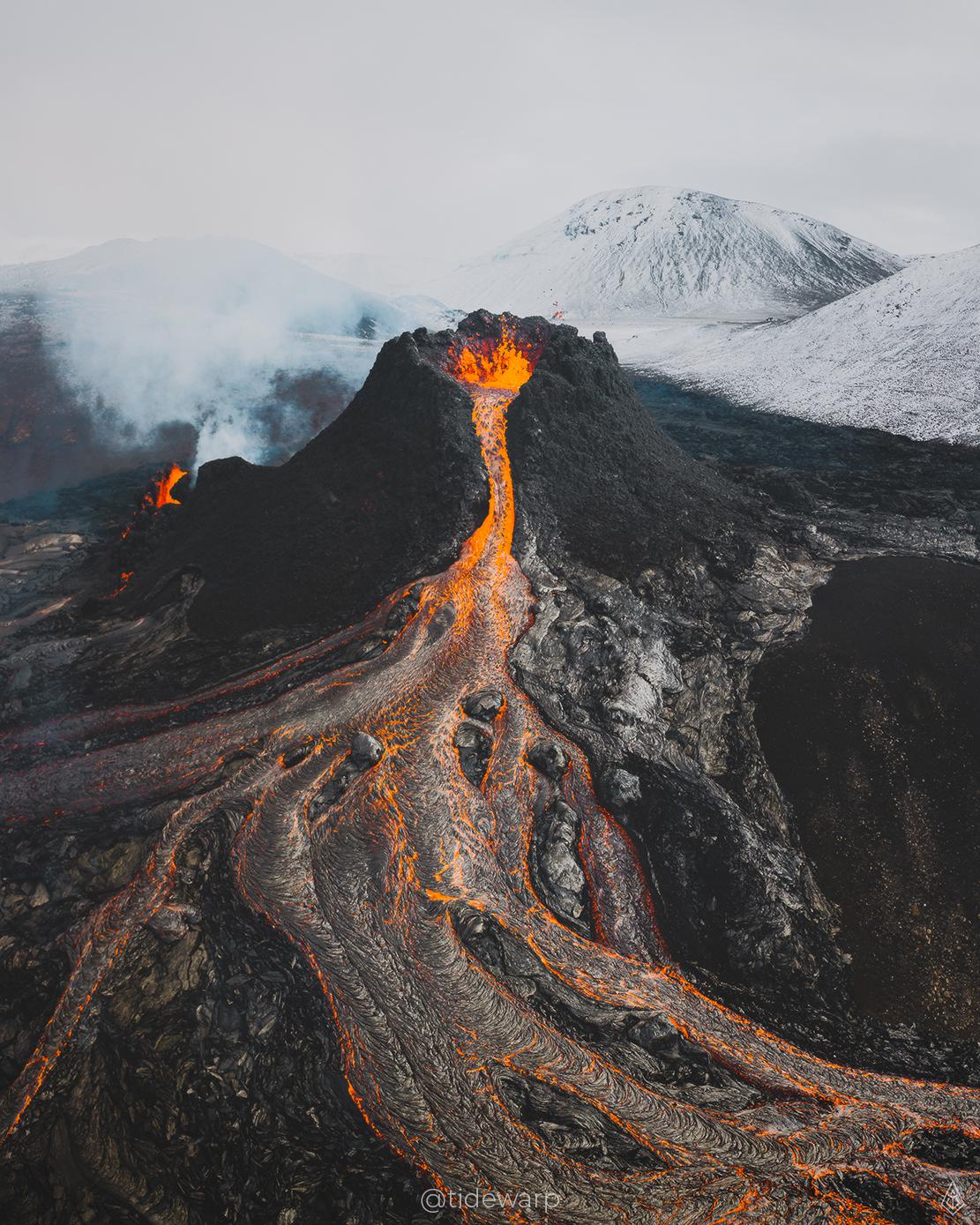 Here's another shot from the ongoing eruption in Iceland [OC] [1111x1389]