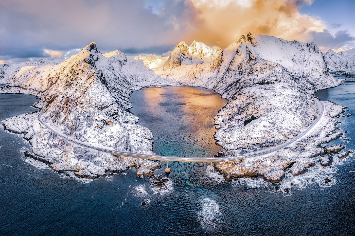 Este lugar es fantástico, Djupfjordbrua el puente en las islas Lofoten, Noruega